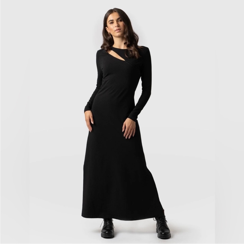 Saint and Sofia - Chic Black Long Sleeve Dress